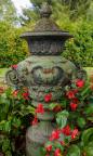 2020, place de l'Ancienne Mairie : l'urne de la fontaine dans le bassin d'origine devenu jardinière…